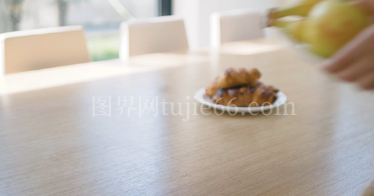 人物放置果盘于桌