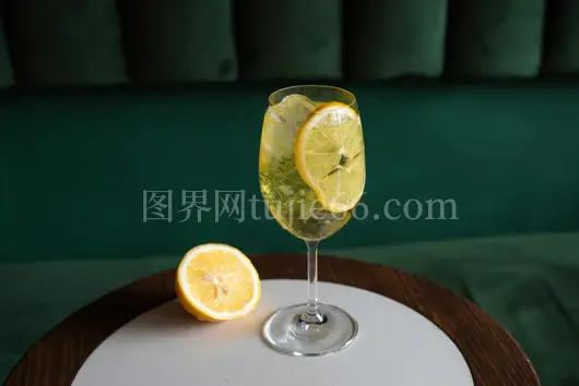 木质桌上柠檬酒杯饮品