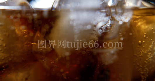 玻璃杯中近拍碳酸饮料