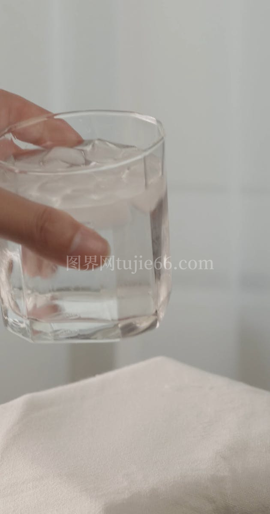 高清视频冷水特写饮水杯内景