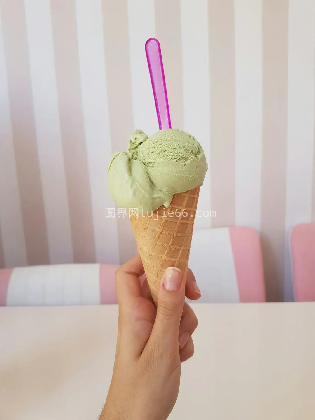 女子手握绿冰激凌