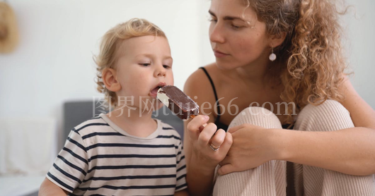母亲哺乳孩童温馨时刻