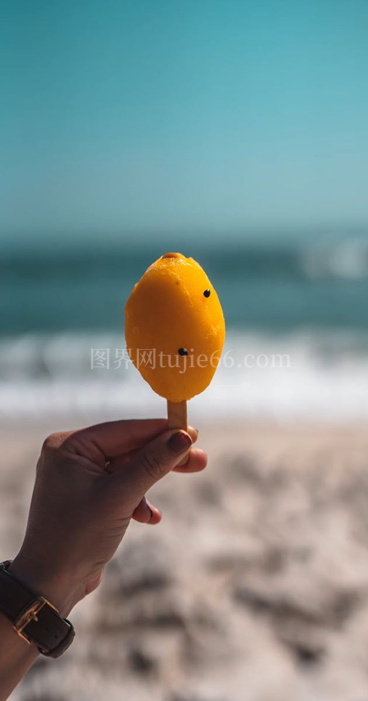 海滩女性手握冰棍
