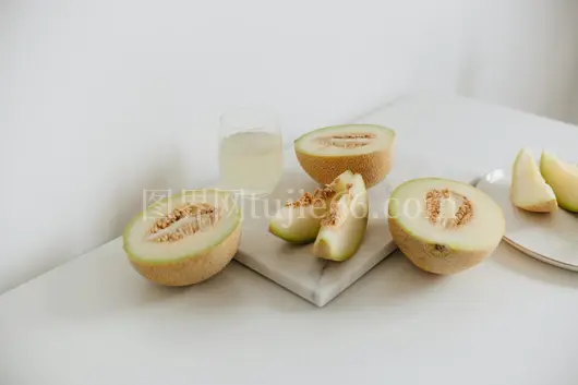 磨砂桌面哈密瓜果汁映衬健康饮食