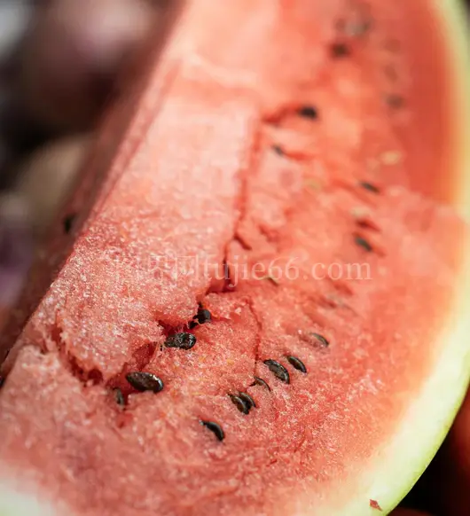水melon切片特写鲜红果肉黑籽