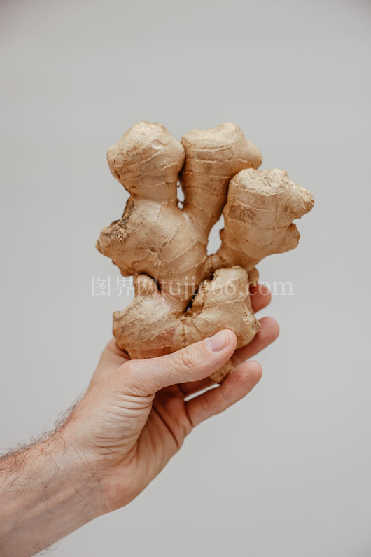 特写新鲜姜根质感与色彩