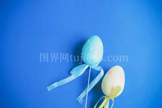 丝带装饰蓝背景复活节蛋