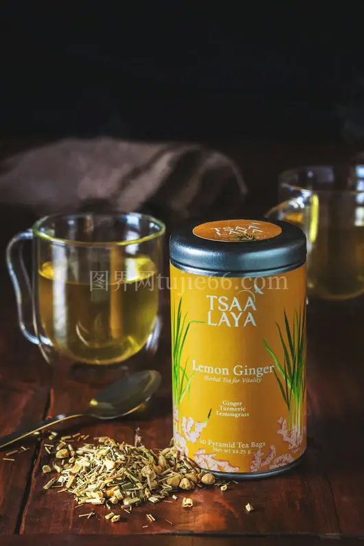 玻璃杯柠檬姜茶容器木桌