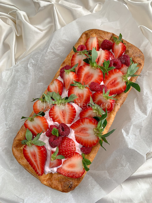 草莓蛋糕丝绸背景