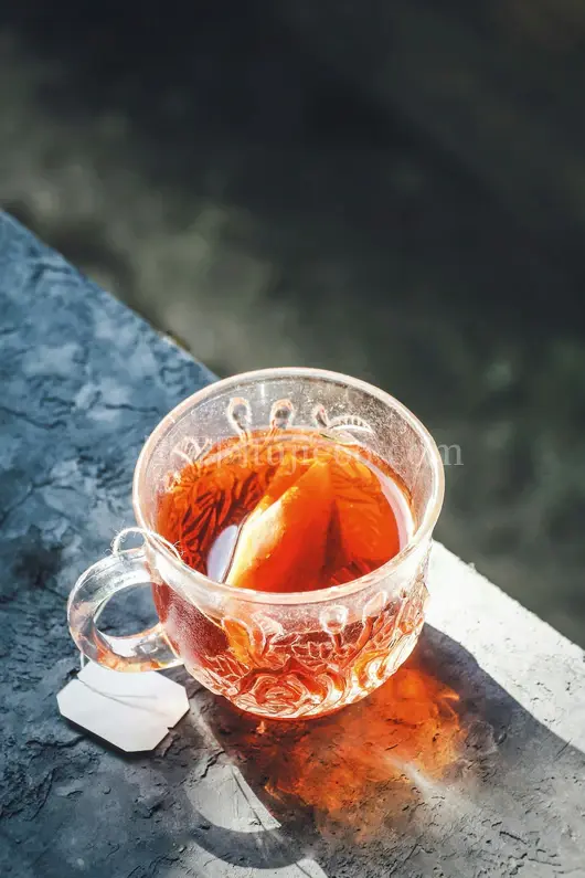 清澈玻璃杯棕液饮品