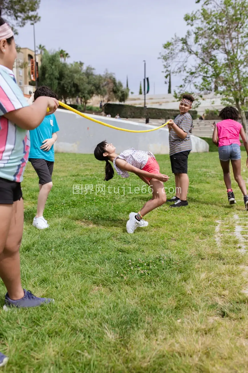 夏令营欢乐跳圈团队精神显