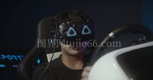 青年沉浸虚拟游戏