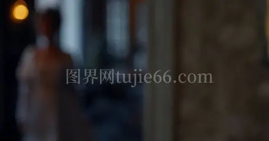 女士墙后快乐读信