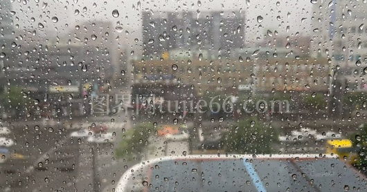 雨天映照生活景致