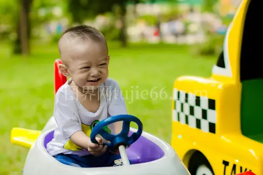 孩子玩具车公园欢乐