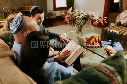 客厅庆祝光明节家人用 menorah 美食