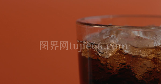 玻璃杯中汽水特写镜头