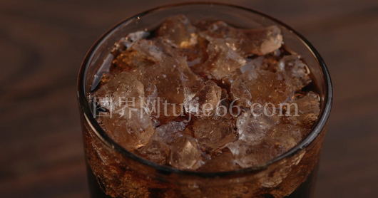 玻璃杯中汽水特写镜头