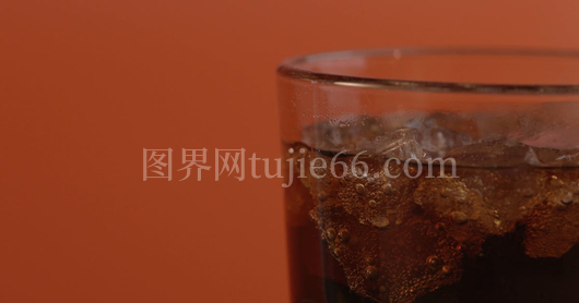 玻璃杯中汽水特写照
