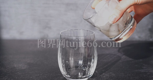 玻璃杯中倒冰可乐瞬间