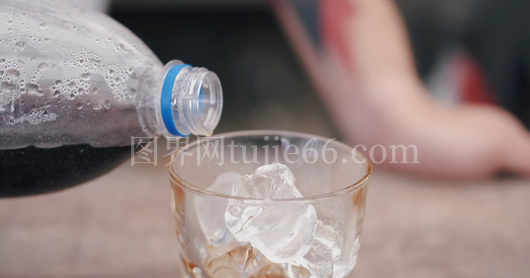 玻璃杯倒酒瞬间