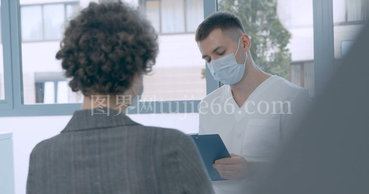 医生细心检查患者病情