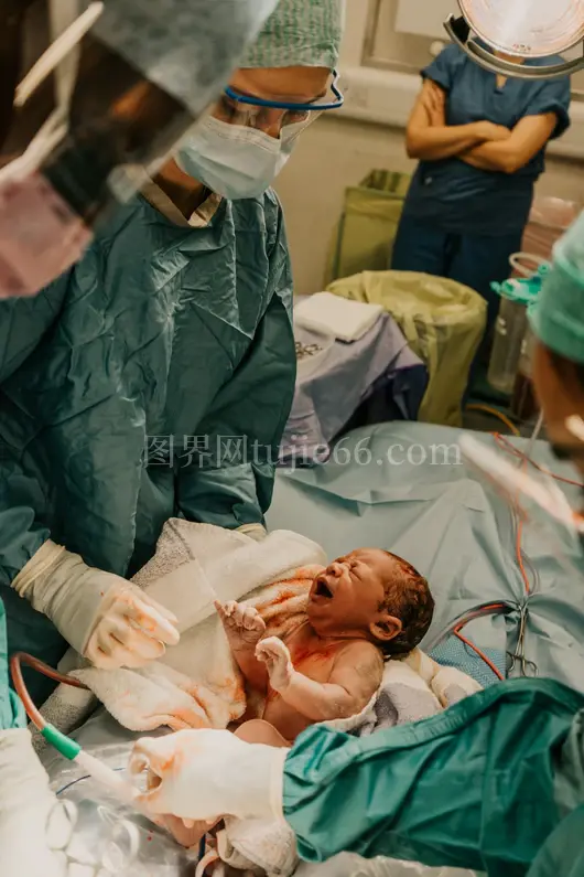 婴儿病床医护人员守护