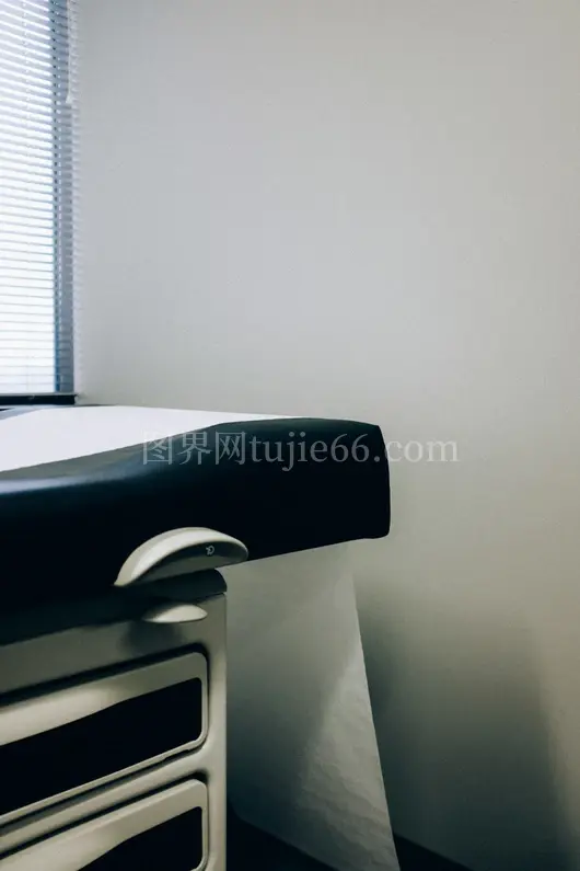黑白医院病床照