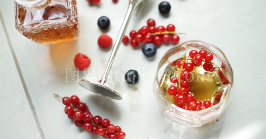酒瓶莓果桌面景致