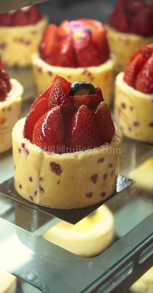 美味草莓蛋糕面包店特写