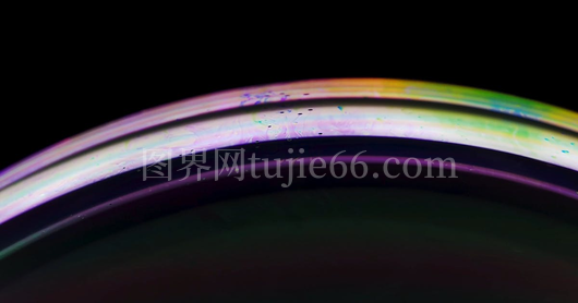 彩虹光映照肥皂泡美照