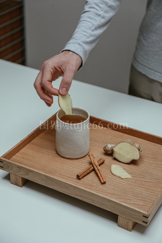 人物姜茶肉桂棒温馨