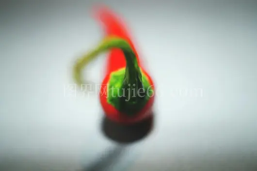 特写红色辣椒绿茎背景