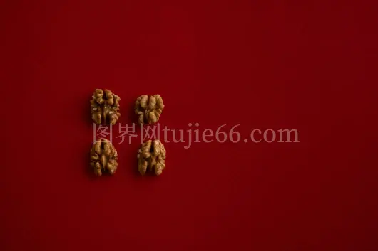 顶部视角核桃仁整齐排列深红背景