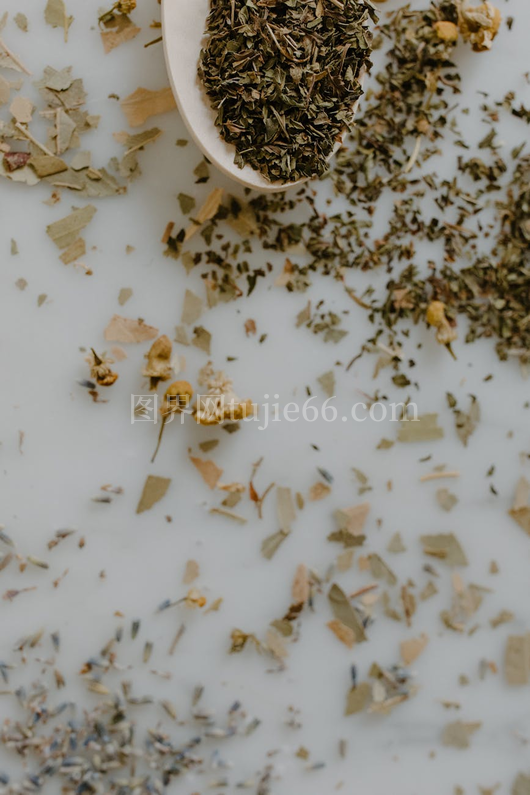 平铺干草药叶自然疗愈图
