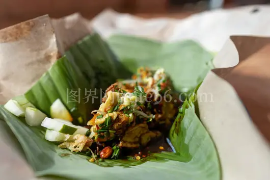 印尼风味nasi pecel香蕉叶包裹蔬菜花生酱