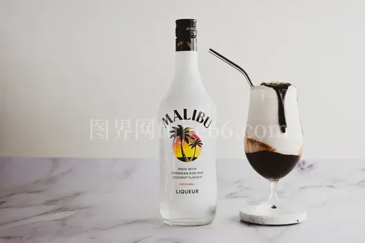 玻璃杯液体瓶侧映