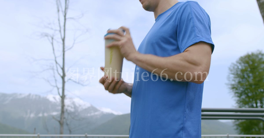 男子摇酒杯瞬间动感十足