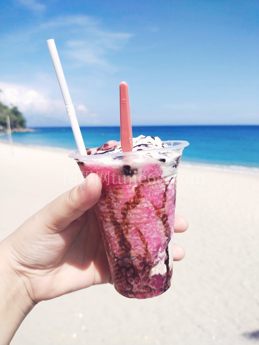 沙滩手拿冰淇淋夏日消暑