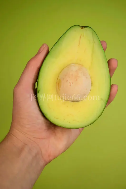 人物手握切片绿果瞬间