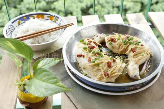 阳台拍摄姜香蒸鸡饭美图