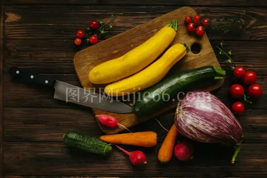顶部视角新鲜蔬菜木制切菜板厨房刀