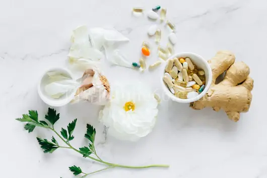 白色背景草药补充剂姜花胶囊全景图