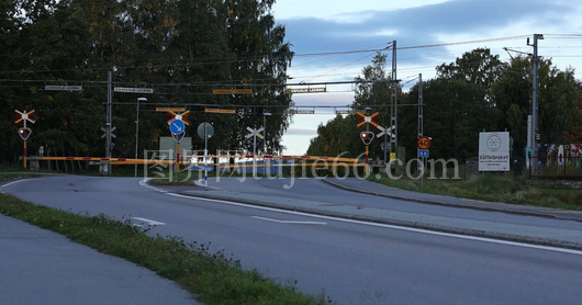 旅客列车穿越铁路道口瞬间