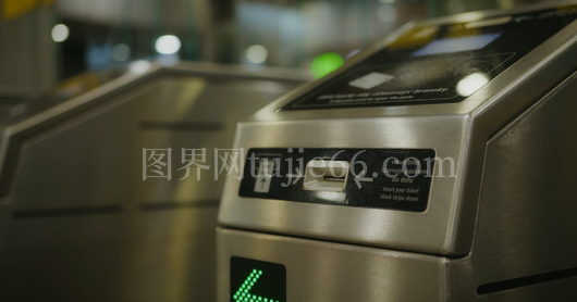 旅客穿梭火车站