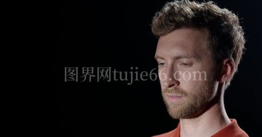 男子细致检查网球拍动作捕捉