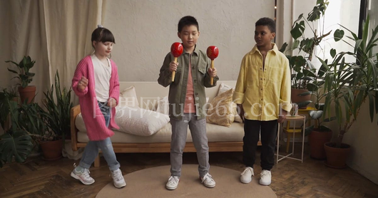 孩子们欢快共舞画面
