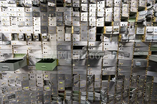 多层金属箱子堆叠景致