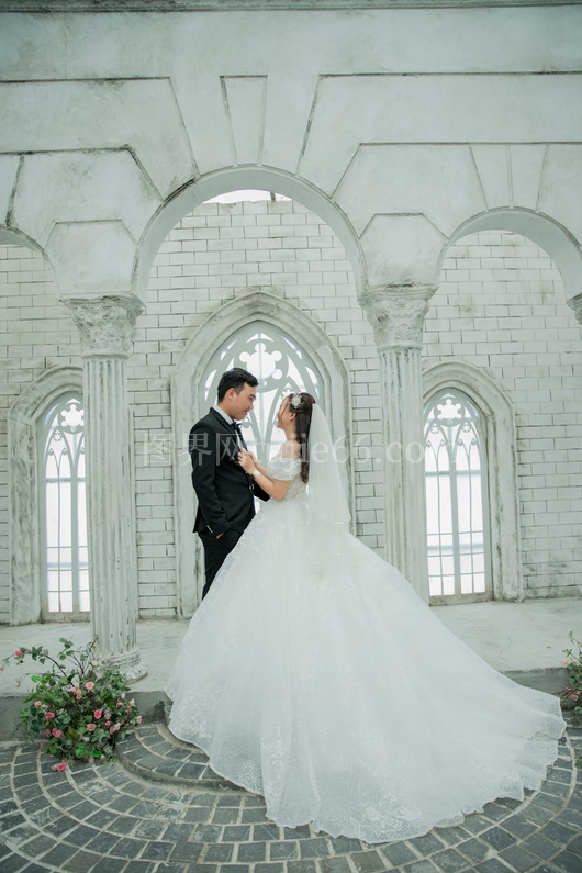 哥特式建筑浪漫婚礼优雅夫妇
