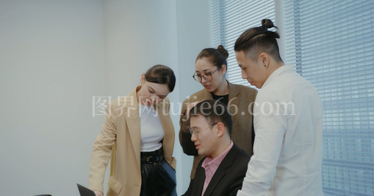 商务人士办公室工作瞬间